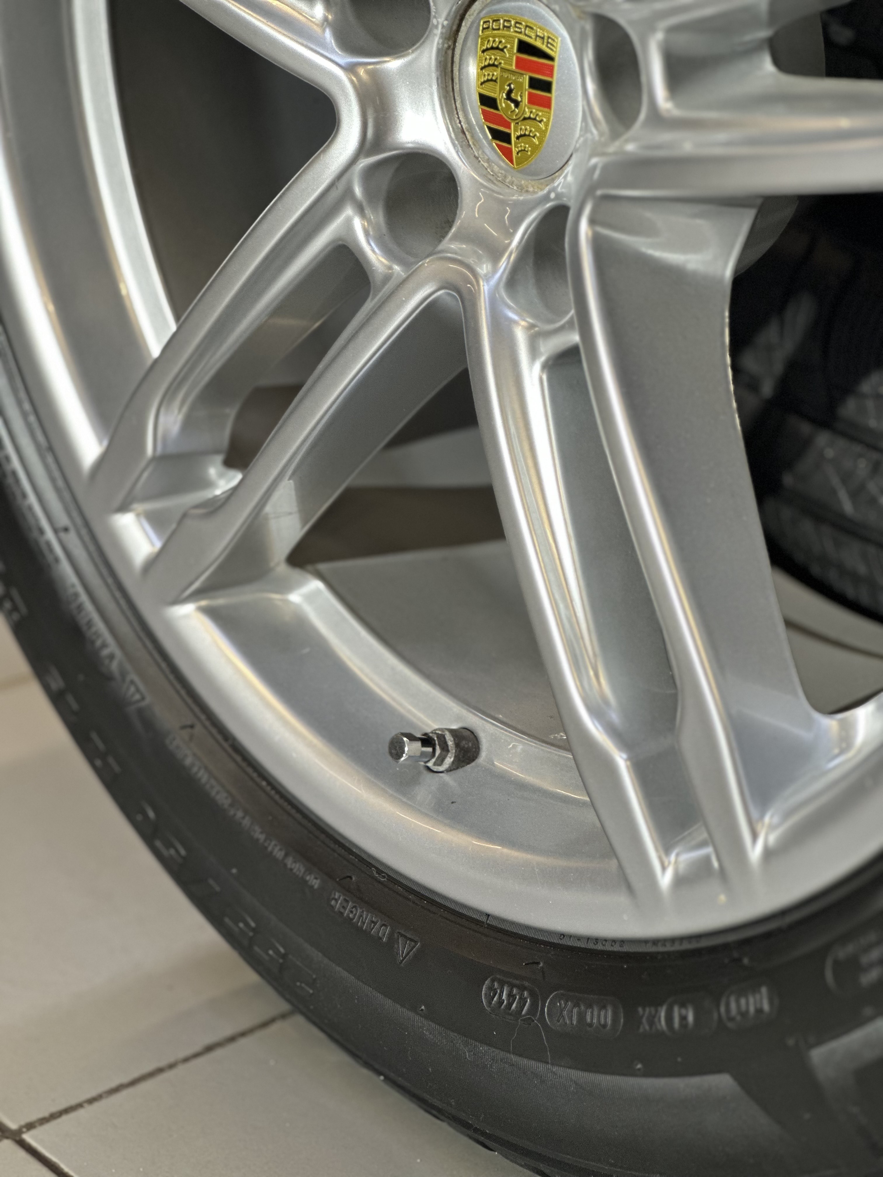 Pack roues 19 PORSCHE Macan 1 (95B) - d'Origine - Gris métallisé (4) Pack roues 19 PORSCHE Macan 1 (95B) - d'Origine - Gris métallisé